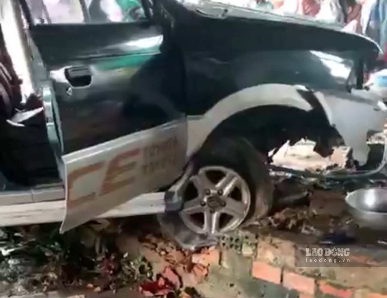 Ô tô tông vào gờ tường rào nhà dân mới dừng lại. Ảnh: Phạm Duy
