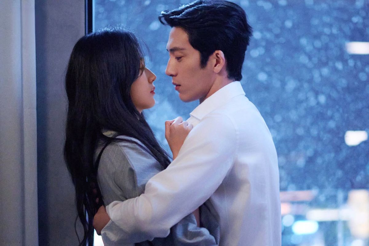 Many intimate scenes of Ton Thien and Tinh Bach Nhien are causing a fever. Photo: Netflix