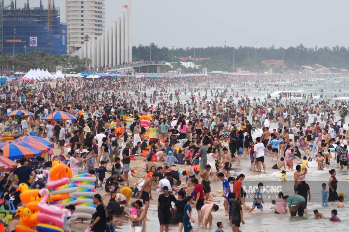 Vung Tau beach is still packed with tourists on the afternoon of September 1. Photo: Thanh An