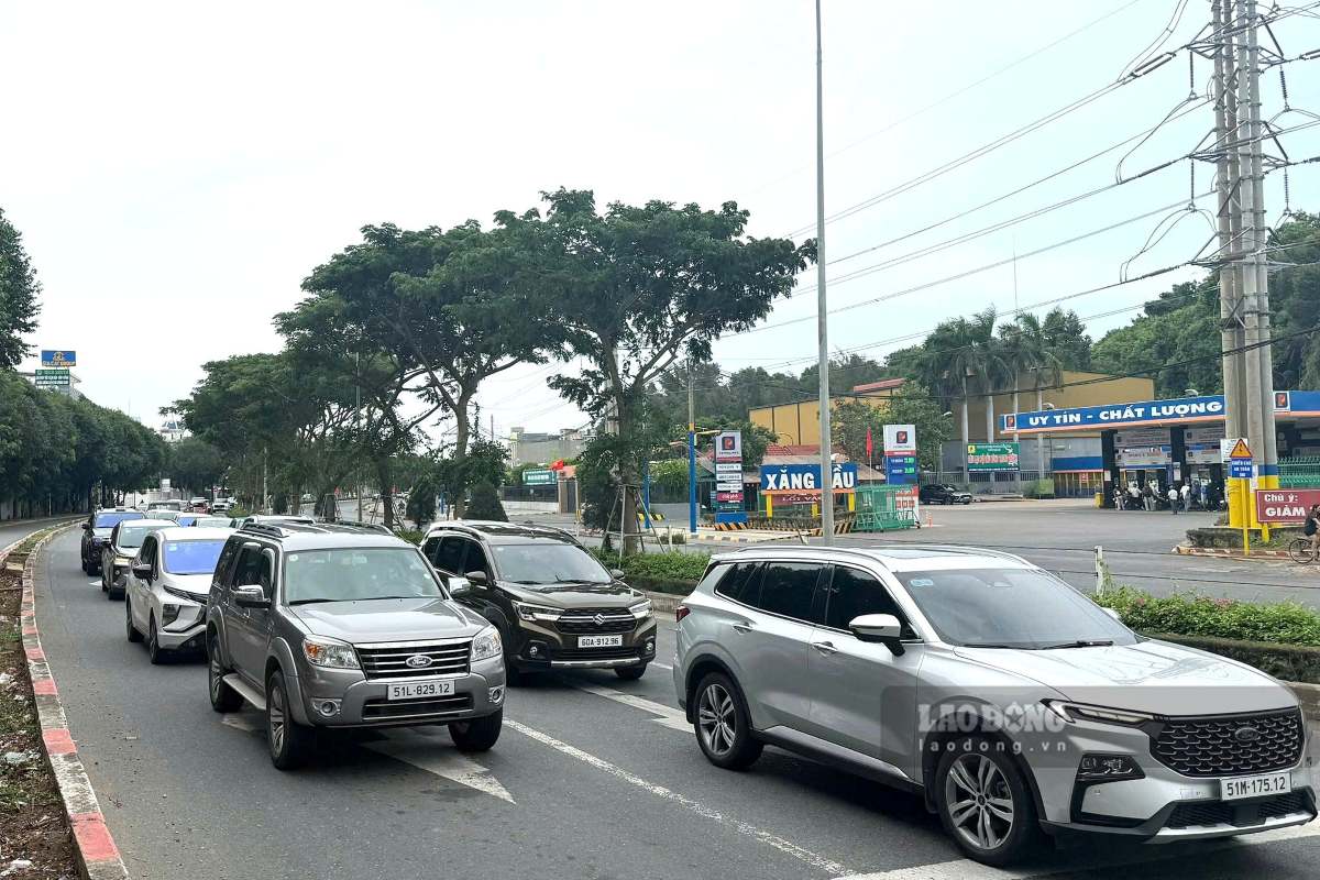 Dòng xe nối nhau đến Vũng Tàu trong chiều 1.9. Ảnh: Thành An