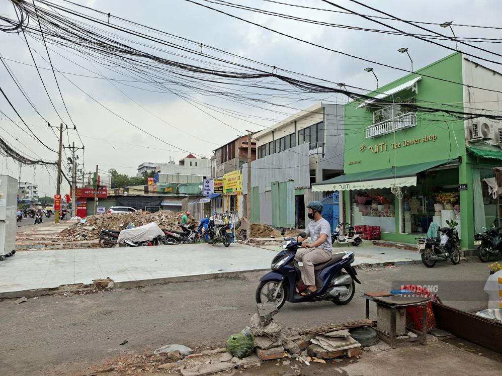 Nhà cửa dọc Quốc lộ 13 được chỉnh trang, sửa chữa sau giải tỏa để ổn định cuộc sống, kinh doanh. Ảnh: Minh Quân