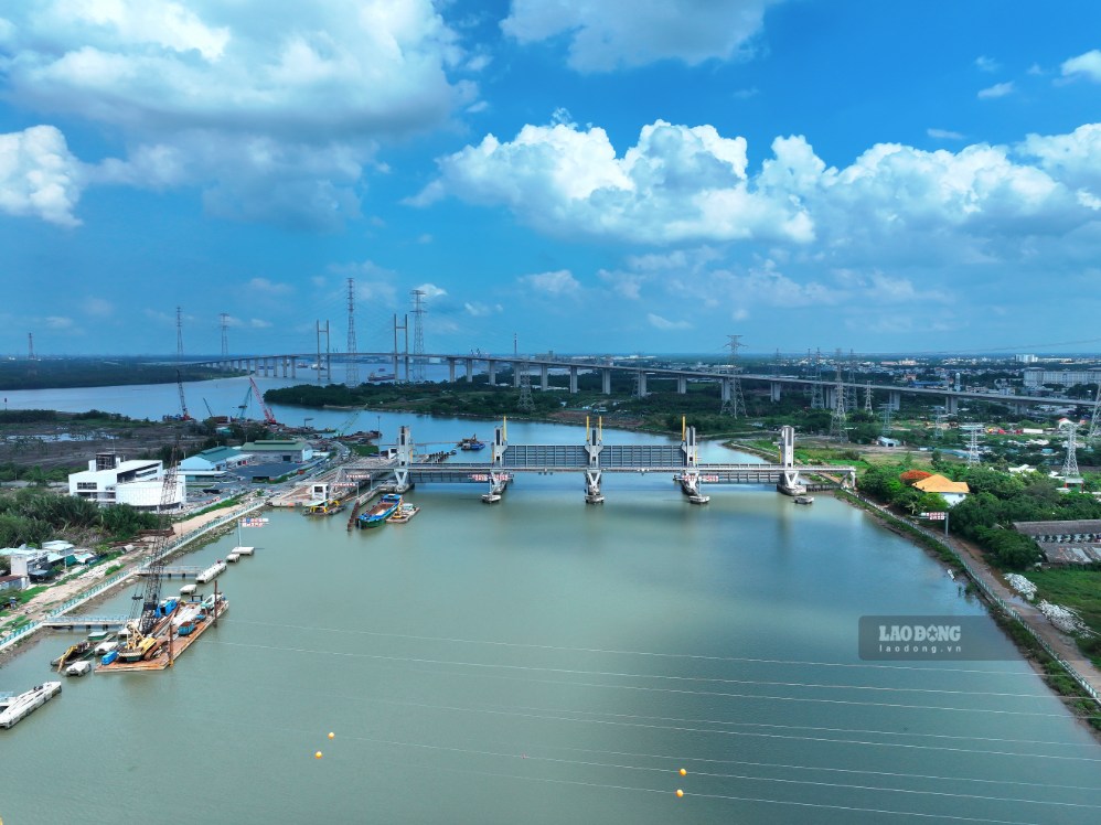 During the September 2nd holiday, workers and engineers are still working at the 10,000 billion VND tide prevention project in Ho Chi Minh City. Photo: Minh Quan