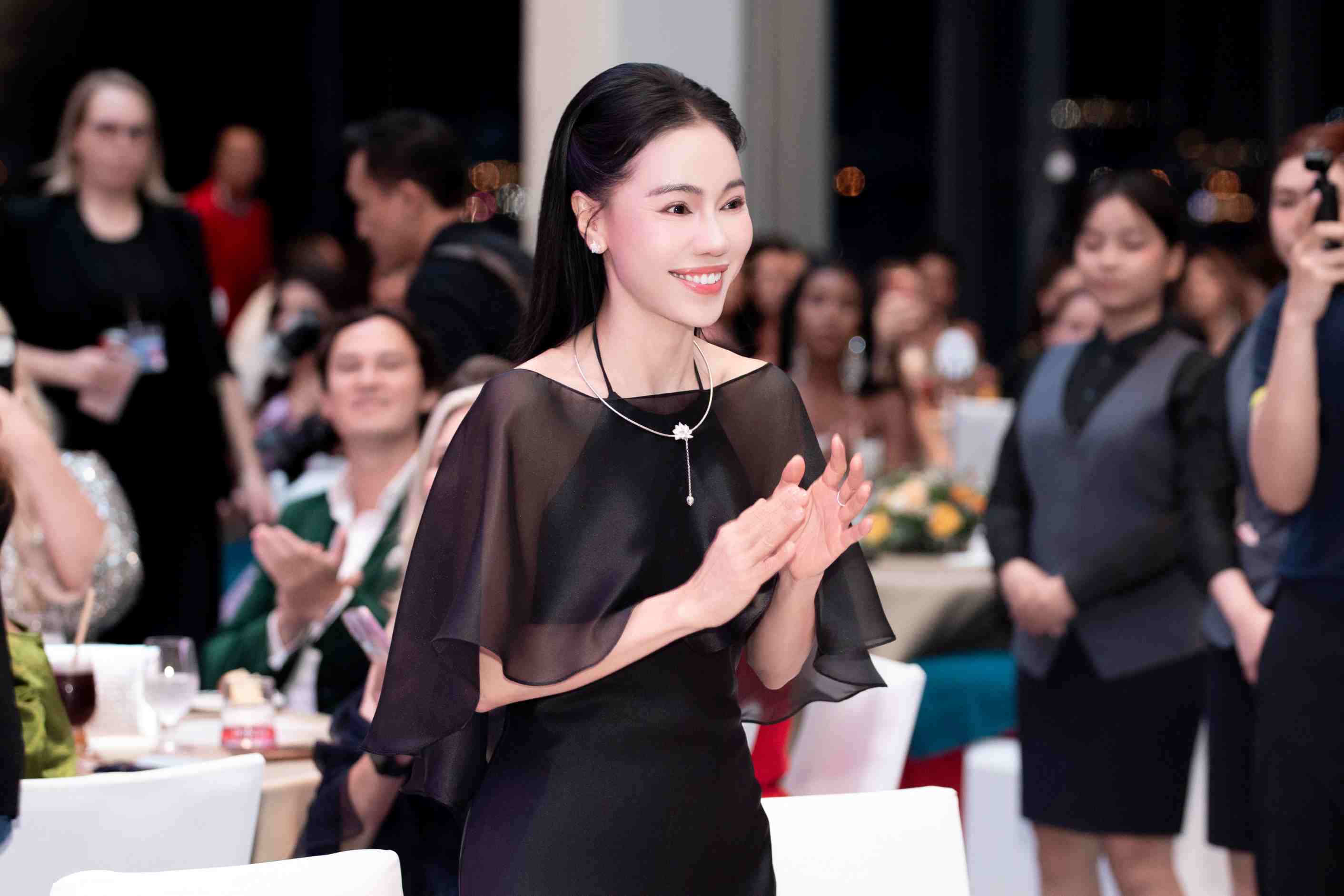 Bà Phạm Kim Dung tại buổi đấu giá. Ảnh: BTC