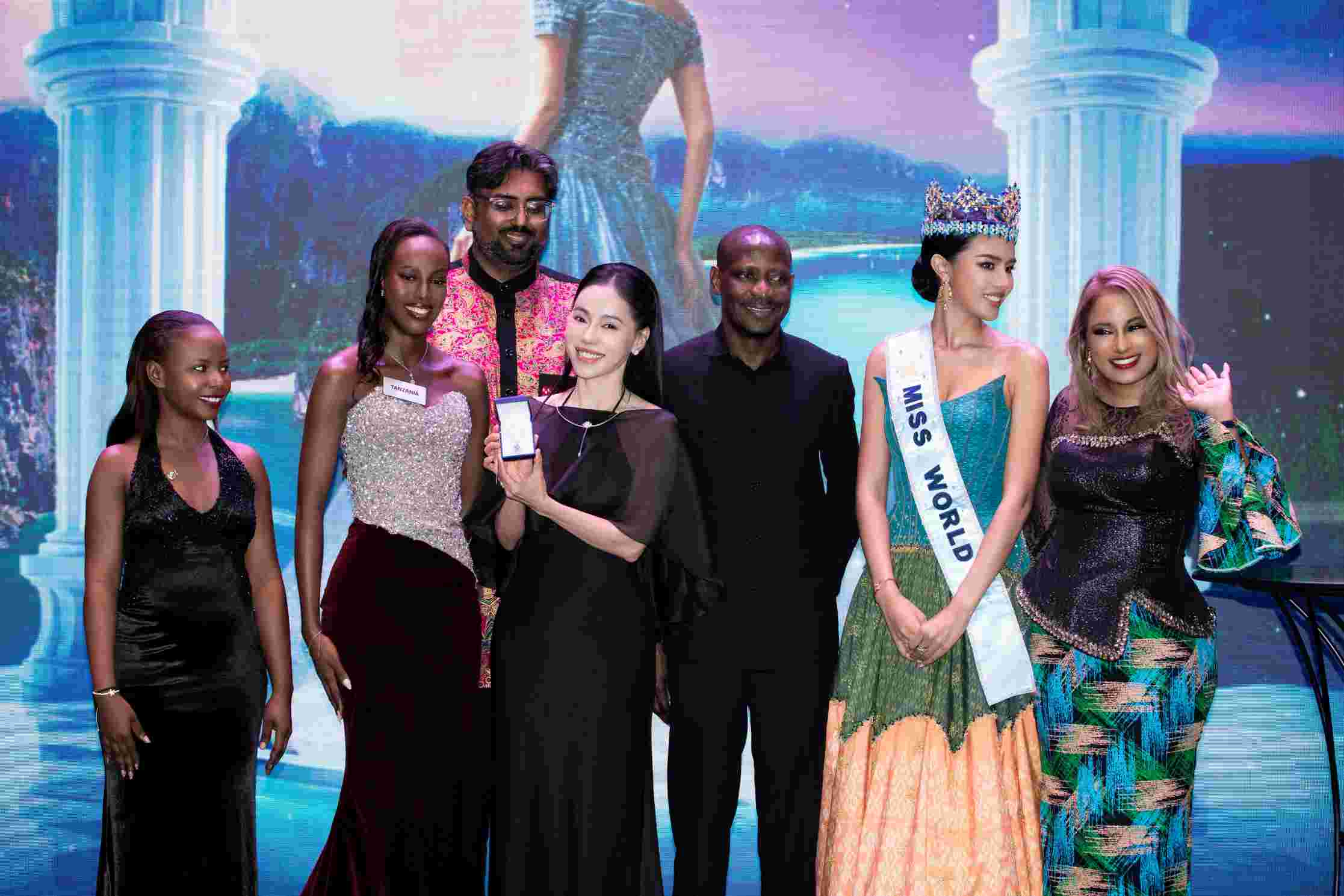 Miss World Vietnam President auctions items from the host country in 2027. Photo: BTC
