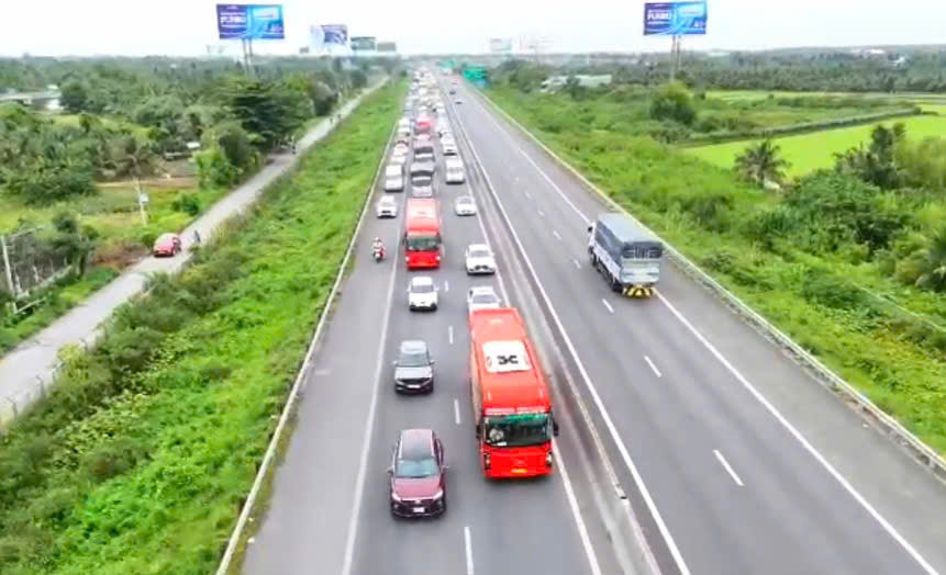Traffic police lead vehicles into the emergency lane to reduce congestion on the Ho Chi Minh City - Trung Luong expressway. Photo: Traffic Police Team 7