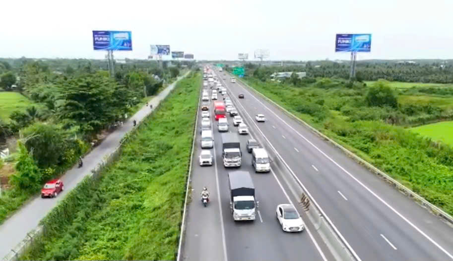 Lực lượng CSGT cao tốc TP.HCM - Trung Lương dùng xe mô tô đặc chủng dẫn đường cho các phương tiện di chuyển trên làn khẩn cấp. Ảnh: Đội 7 CSGT 