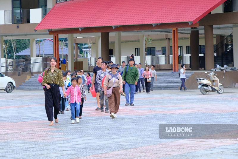 Khuôn viên trường được đầu tư khang trang, tạo môi trường học tập an toàn cho học sinh vùng cao. Ảnh: Đinh Đại