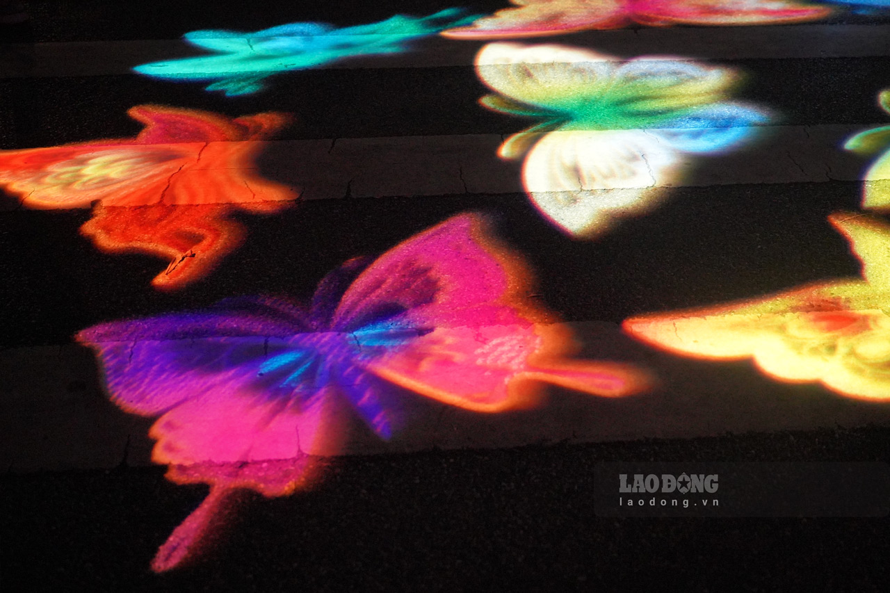 Hệ thống đèn Gobo Mapping tạo hiệu ứng ánh sáng với các chủ đề thiên nhiên, khoa học,... trên phố đi bộ quanh Hồ Hoàn Kiếm.