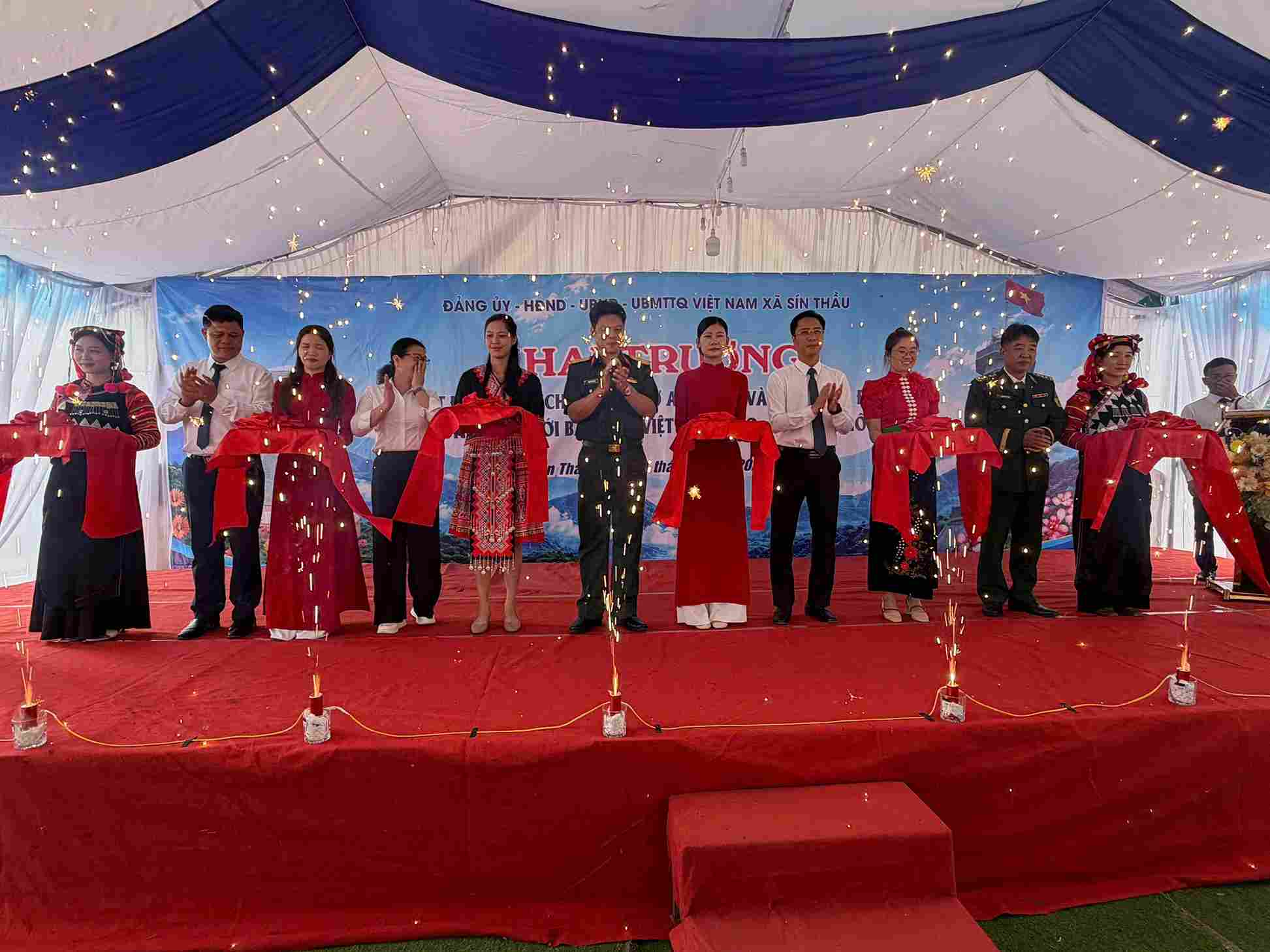 Các đại biểu cùng cắt băng khai trương. Ảnh: UBND xã Sín Thầu