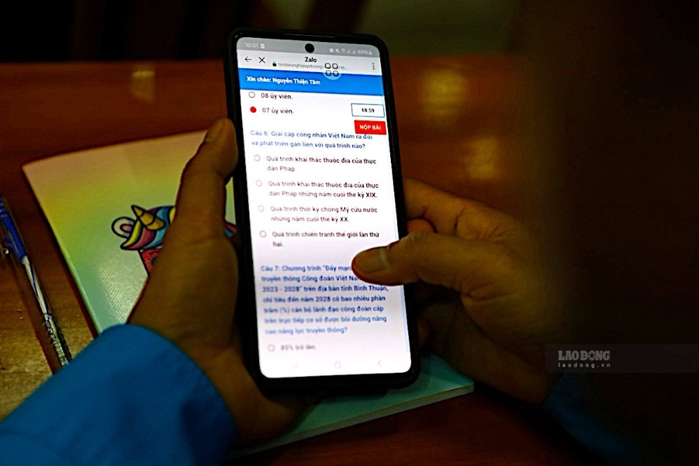 Union members of Lam Dong province participate in an online contest to learn about the Trade Union Congress Resolution. Photo: Duy Tuan
