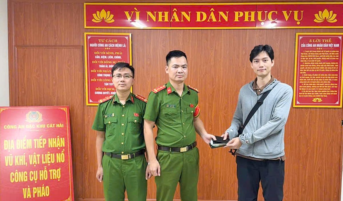 Mr. Ho Van Hieu directly went to Cat Hai Special Zone Police to hand over the collected property. Photo: Cat Hai Special Zone e-Portal, Hai Phong