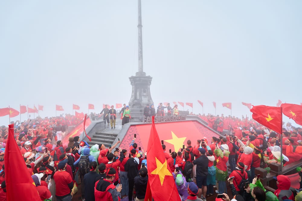 kéo dòng người tấp nập từ chân núi lên tới “Nóc nhà Đông Dương“.