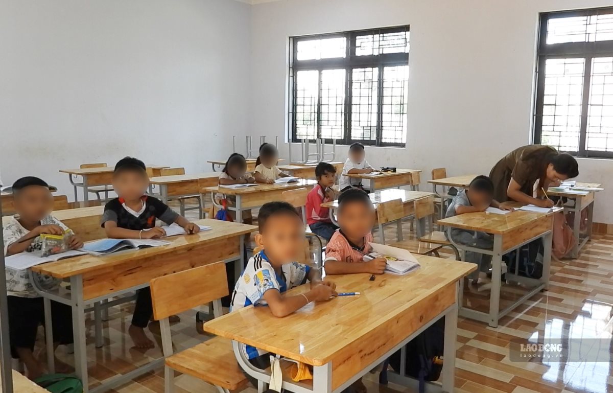 タムロンヴァン慈善社会基金は、ダクラク省の奥地の学生を支援することに貢献しています。写真:バオ・チュン