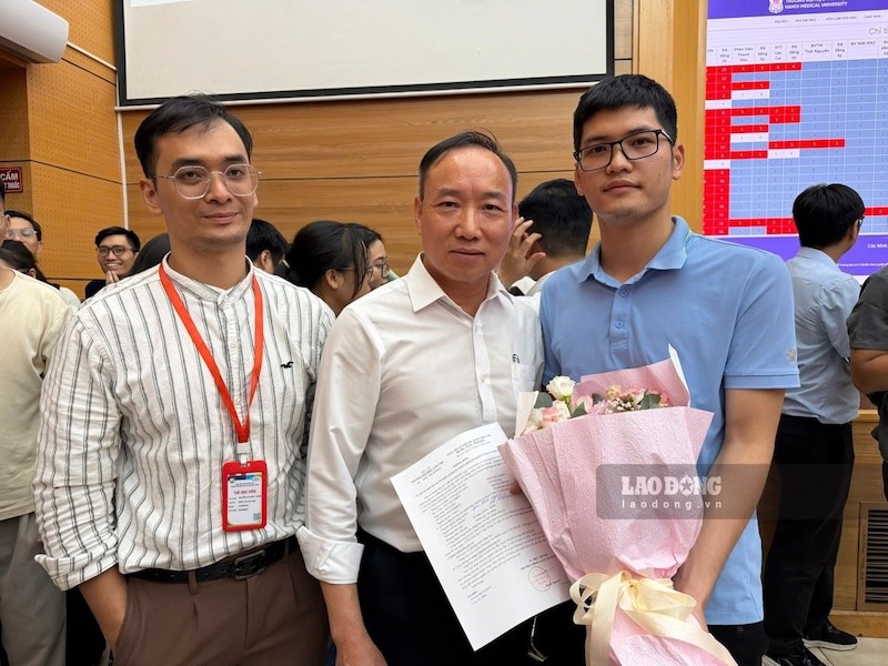 Thầy Khoa đón tân bác sĩ nội trú về chuyên ngành của mình. Ảnh: Thùy Linh