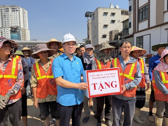 Phó Chủ tịch LĐLĐ Thành phố Nguyễn Huy Khánh trao quà cho tập thể người lao động làm việc trong suốt dịp nghỉ lễ Quốc khánh. Ảnh: Kiều Vũ