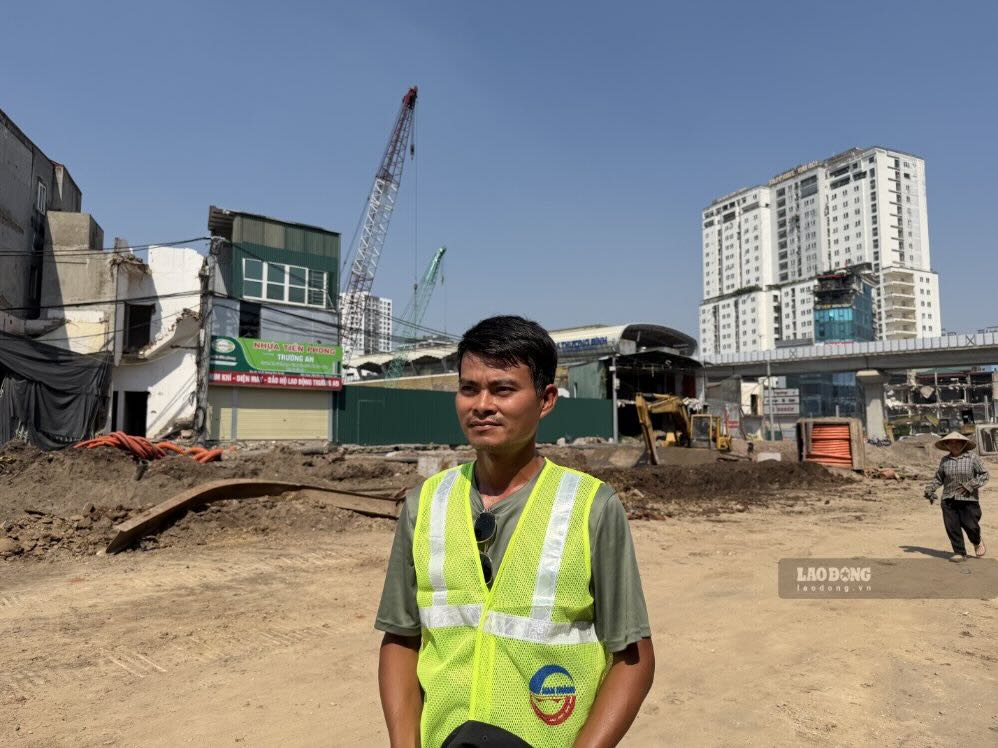 Anh Đoàn Văn Liêm - một trong những người lao động ở lại làm việc suốt 5 ngày nghỉ lễ Quốc khánh để đảm bảo tiến độ công trình. Ảnh: Kiều Vũ