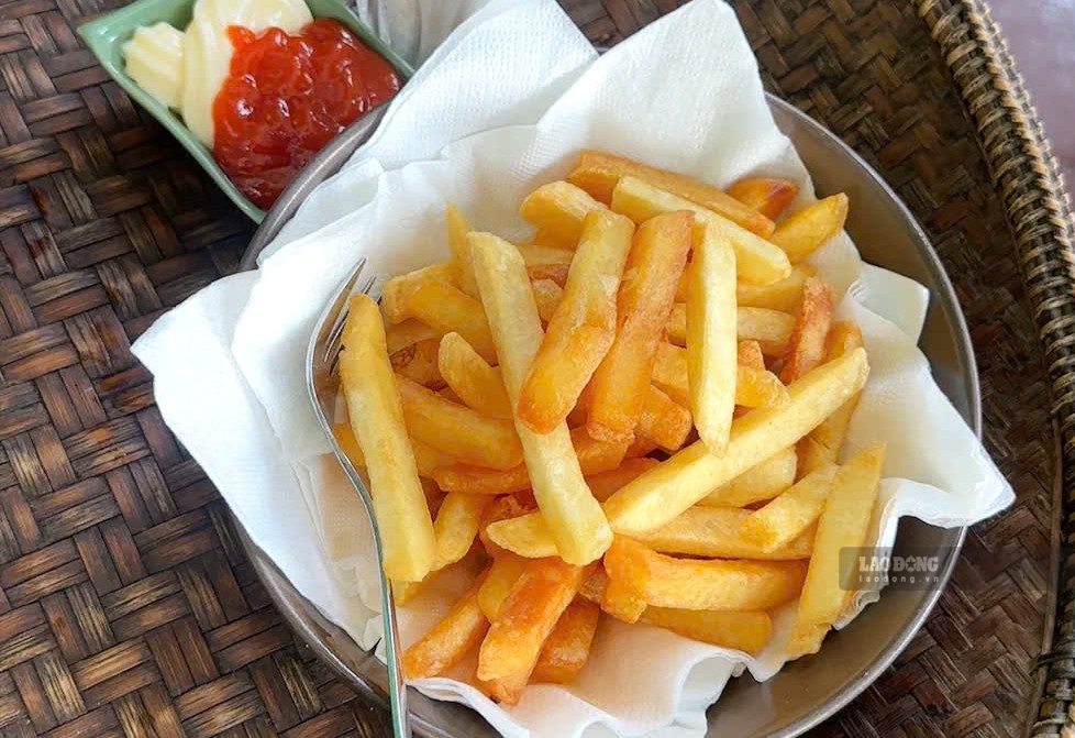 Some snacks such as french fries contain high sodium content that affects health. Photo: Thanh Thanh