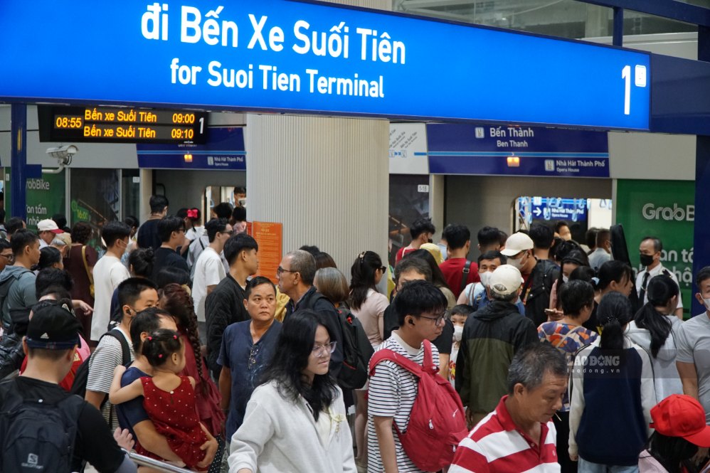On the morning of September 2nd, many people chose the metro to have fun on National Day. Photo: Thanh Chan