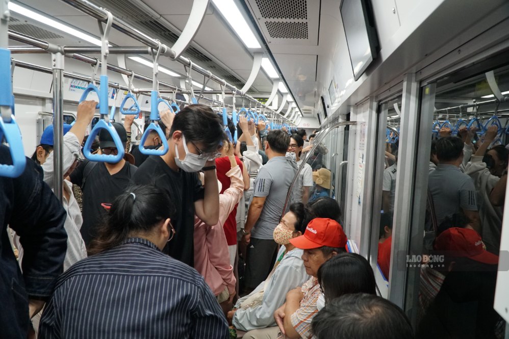 Chật kín hành khách trên toa tàu hướng từ trung tâm thành phố về Suối Tiên. Ảnh: Thanh Chân