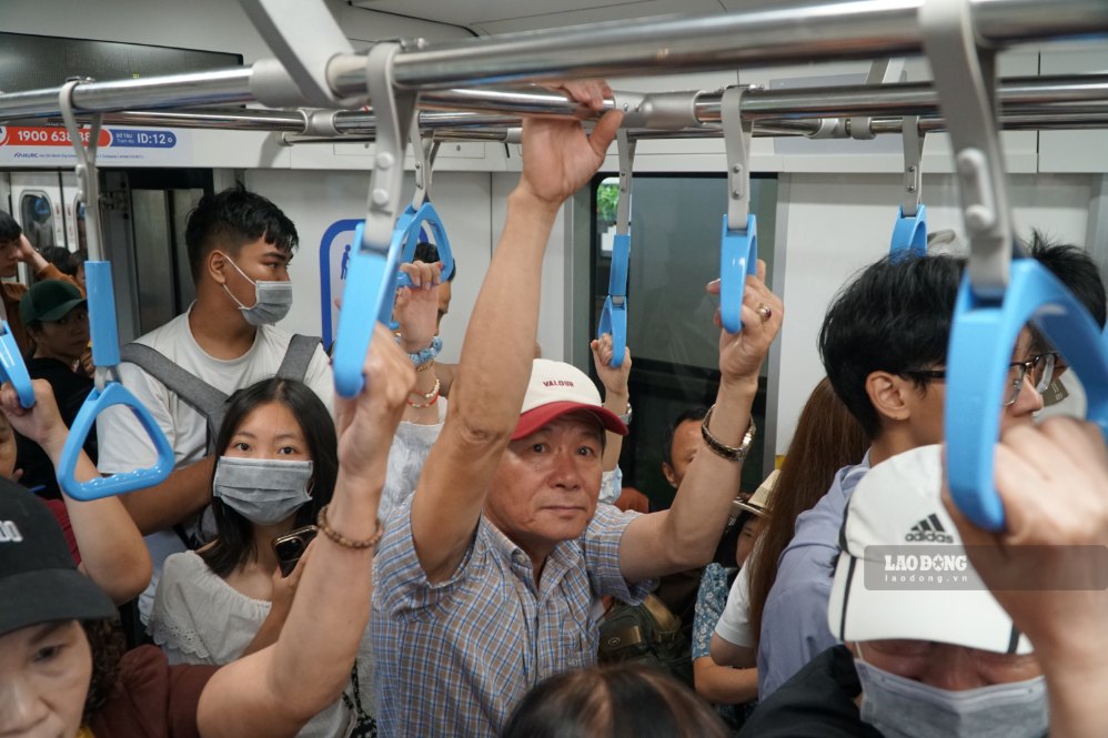 Ông Hách (đội mũ, tỉnh Gia Lai) lựa chọn đi metro từ trung tâm thành phố đến Suối Tiên vui chơi. Ảnh: Ngọc Ánh