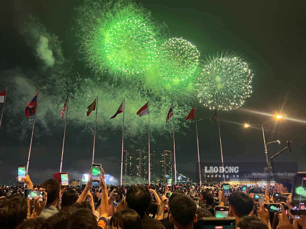 TPHCM bắn pháo hoa dịp 50 năm Thành phố mang tên Bác. Ảnh: Thanh Chân