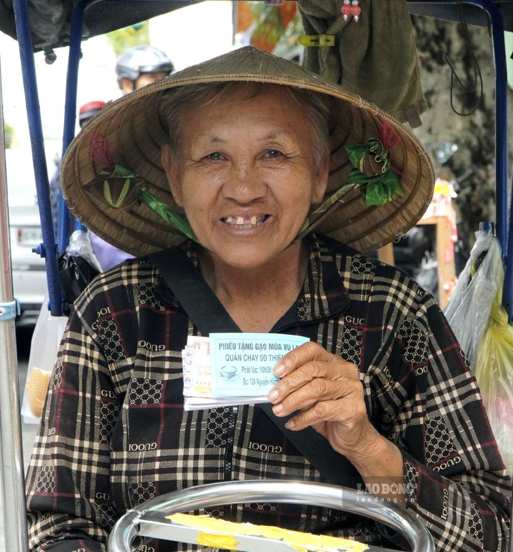 “Tôi ở trọ cùng người em đi làm mướn, lụm ve chai, còn đứa cháu thì đi phụ việc. Mỗi tháng nhà trọ, điện nước khoảng 1,5 triệu đồng mà thu nhập ít ỏi lại bấp bênh, lúc bán được lúc ế. Hôm nay đến nhận quà thấy mừng lắm, suất ăn miễn phí cũng ngon và đa dạng. Ở đây nấu cơm cho dân nghèo ăn miễn phí như vậy chúng tôi cảm ơn rất nhiều, đỡ được chi phí sinh hoạt lắm”, bà Rơi bày tỏ.