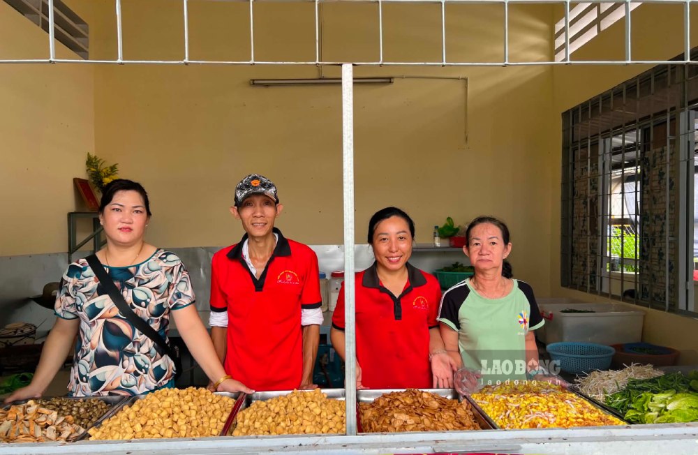 Chị Nguyễn Thúy Hằng - Chi hội trưởng Hội từ thiện Tấn Tài, Trưởng ban Điều hành bếp ăn cho biết, quán chay 0 đồng có 3 điểm hoạt động, cung cấp khoảng 1.300 suất ăn/ngày; tại cơ sở mới này sẽ hỗ trợ khoảng 800 - 1.000 suất ăn/ngày (đều đặn vào 3 ngày trong tuần). Nguồn kinh phí hoạt động do các mạnh thường quân góp sức duy trì, các tiểu thương đóng góp rau, củ, quả, gạo…