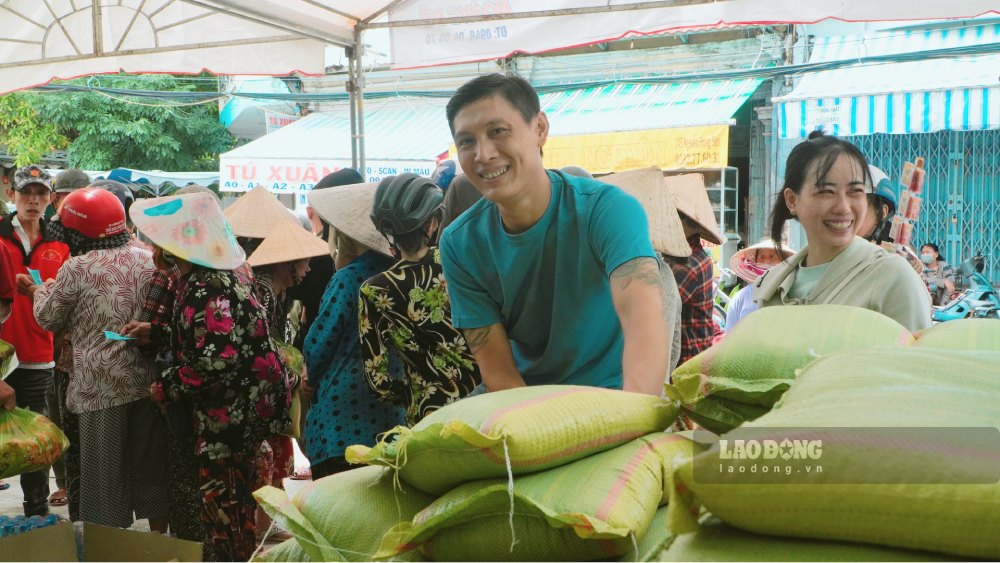 Anh Nguyễn Văn Khánh - tình nguyện viên khu phố Nguyễn Trung Trực bộc bạch: “Suốt kỳ nghỉ Lễ 2.9 các tình nguyện viên đến góp sức làm việc cho quán. Chúng tôi đóng góp trên tinh thần tự nguyện, tùy khả năng, ai giúp được gì thì giúp. Mọi người vui vẻ với nhau, từng ánh mắt, nụ cười ấm nghĩa tình, làm việc không còn thấy mệt nữa”.