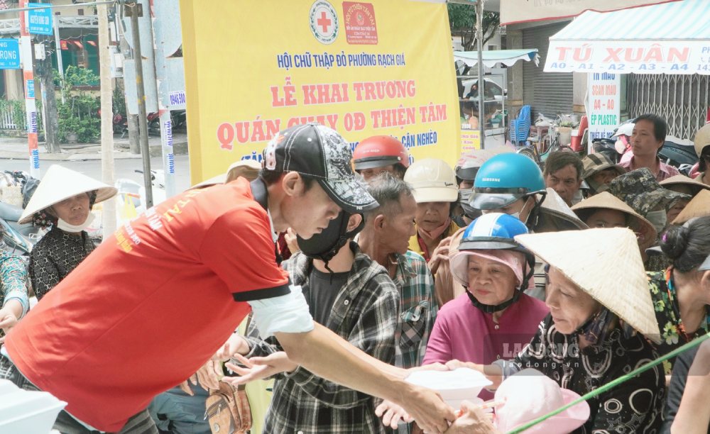 Những tình nguyện viên đủ mọi lứa tuổi, họ làm việc không lương, không vật chất nhưng luôn tràn đầy năng lượng tích cực. Với phương châm “ai có đến biếu, ai thiếu đến cho”, việc thiện lành này tiếp tục được duy trì với những tấm lòng nhiệt huyết, để căn bếp đỏ lửa thêm ấm tình người.