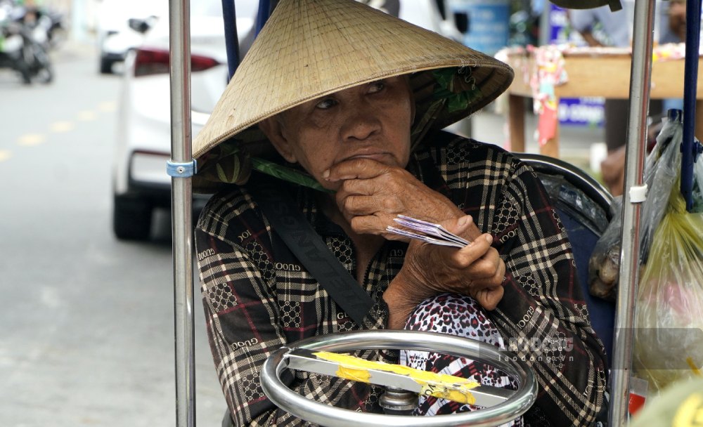 Đều đặn mỗi ngày, bà Nguyễn Thị Rơi (64 tuổi) làm nghề bán vé số trên địa bàn phường Rạch Giá (An Giang) lại rong ruổi khắp ngã đường mưu sinh trên chiếc xe lắc.