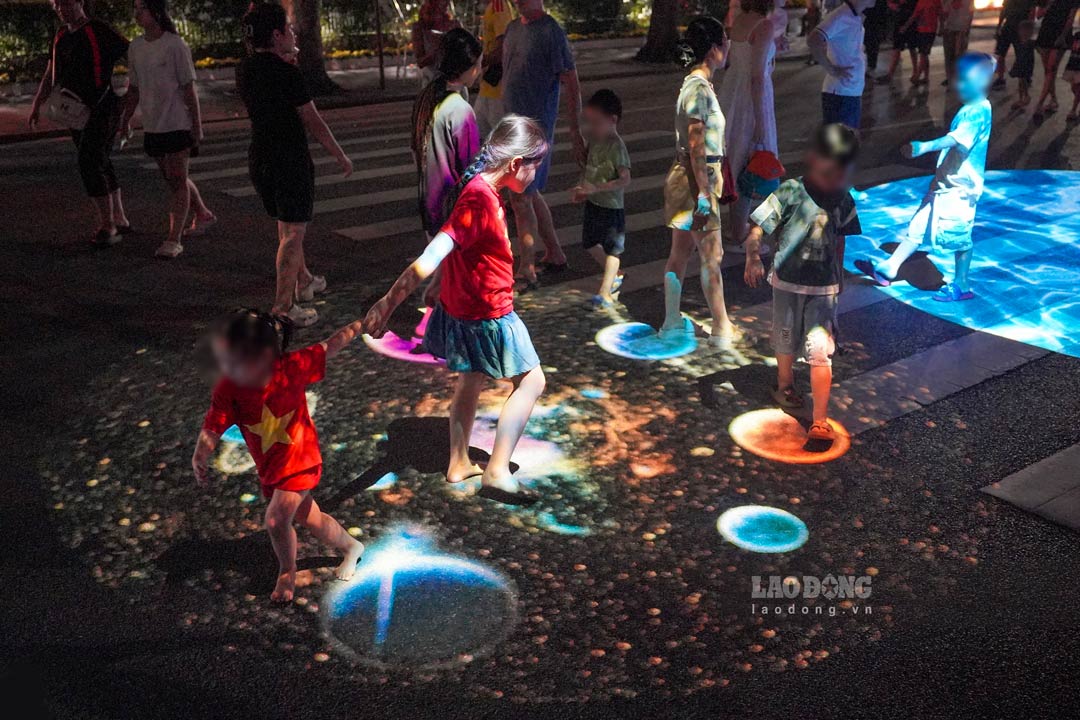 Hoan Kiem Lake is brilliant with a new look. Photo: Linh Anh