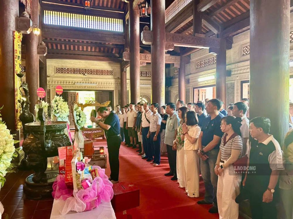 Người dân thành kính dâng hương tại khu tưởng niệm các anh hùng liệt sĩ Truông Bồn. Ảnh: Duy Chương