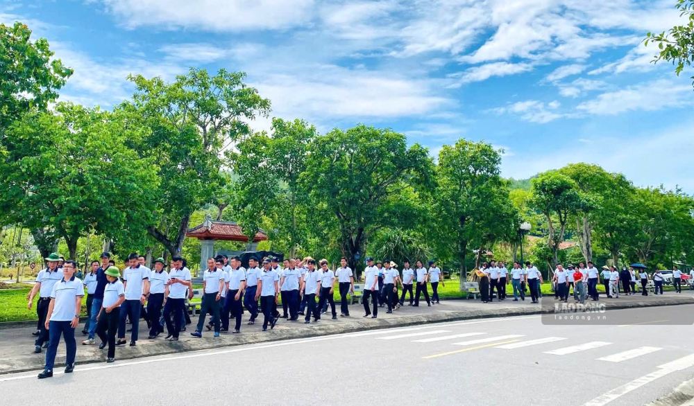 The delegation visits Truong Bon on National Day. Photo: Duy Chuong