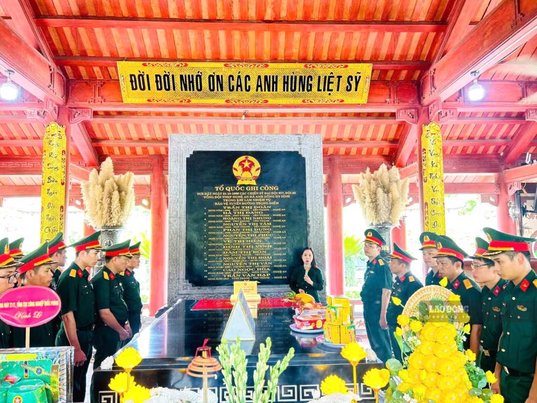 Đoàn khách quân nhân lắng nghe thuyết minh về lịch sử Truông Bồn và sự hy sinh của 13 thanh niên xung phong Đại đội 317. Ảnh: Duy Chương