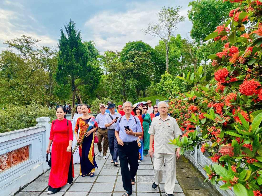 Đông đảo người dân, du khách từ nhiều địa phương về Truông Bồn trong kỳ nghỉ Quốc khánh. Ảnh: Duy Chương