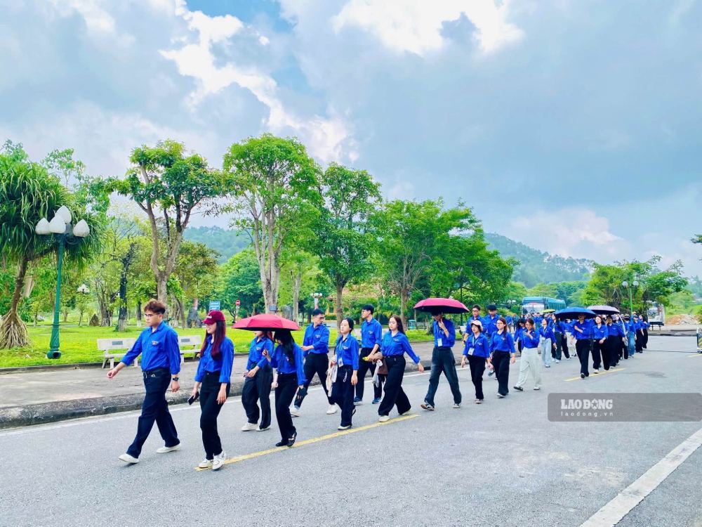 Sắc áo xanh trong dòng người về Truông Bồn hành hương. Ảnh: Duy Chương