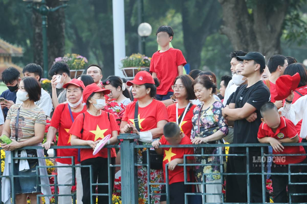 Nhiều người diện trang phục với áo cờ đỏ sao vàng để tham dự buổi lễ. 
