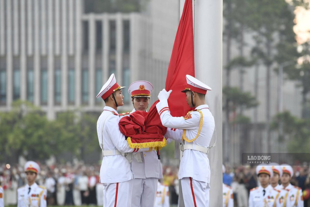 Đội hồng kỳ tiến lên phía cột cờ, chuẩn bị cho nghi thức thượng cờ.