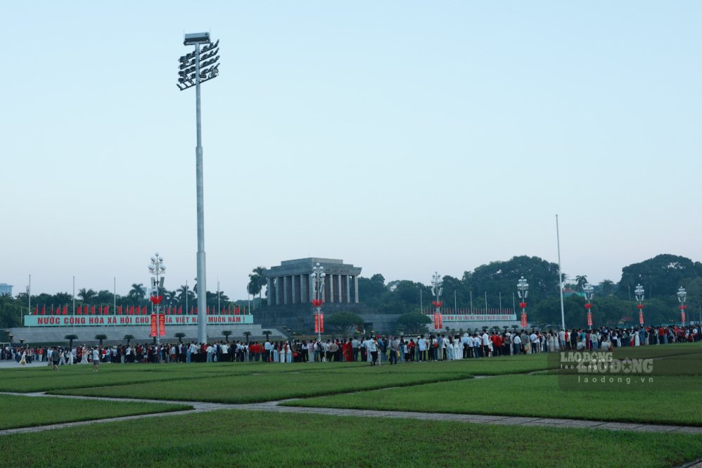 Quảng trường Ba Đình rực rỡ cờ hoa, pano, áp phích chào mừng 81 năm Quốc khánh nước Cộng hòa xã hội chủ nghĩa Việt Nam.