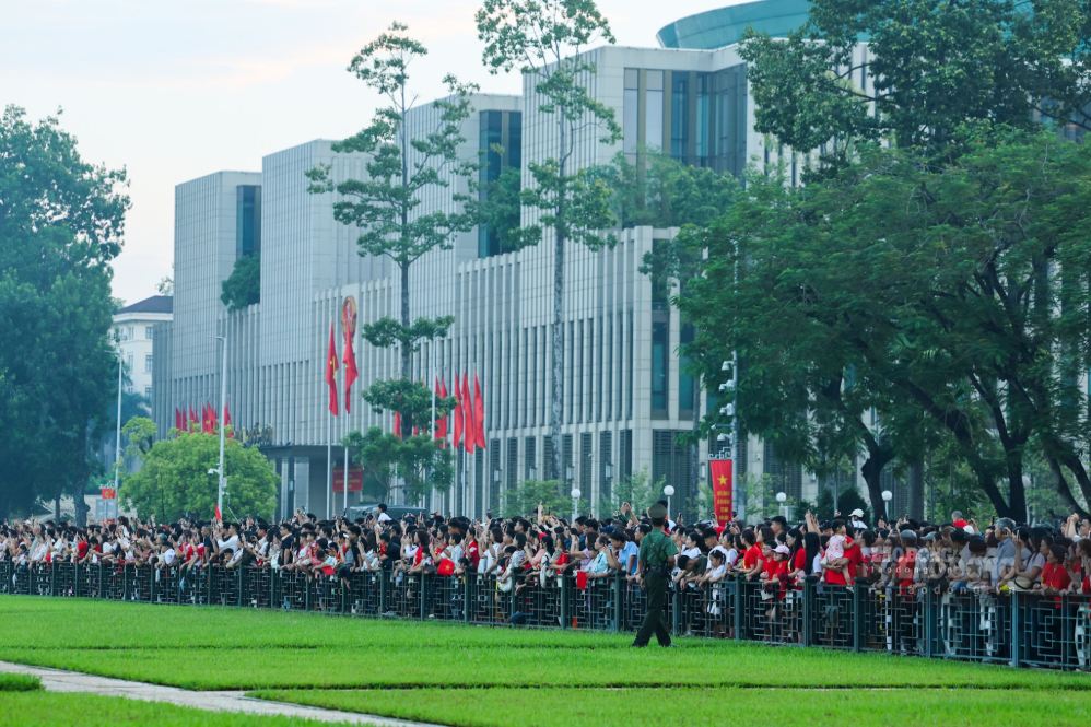 Người dân tranh thủ ghi lại những hình ảnh đáng nhớ cùng gia đình trong ngày Quốc khánh.
