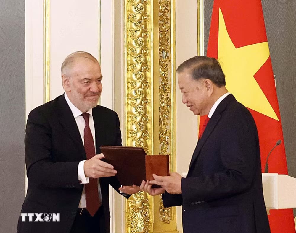 People's Artist of the Russian Federation Valery Gergiev, Chairman of the Jury Council of the Lev Tolstoy Peace Prize, presents the 2026 Lev Tolstoy Peace Prize to General Secretary and President To Lam. Photo: Thong Nhat/VNA