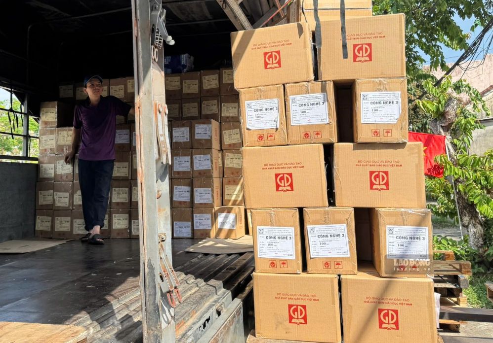 Doanh nghiệp in tại Đà Nẵng tăng ca xuyên đêm, xuyên lễ để đưa sách giáo khoa đến tay học sinh. Ảnh: Hoàng Bin