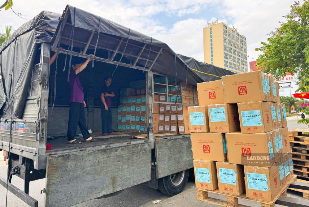 Supplementary book sources are being accelerated to Da Nang. Photo: Hoang Bin taken in September 2026