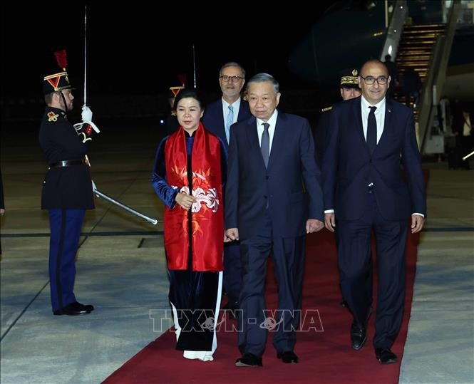 Welcoming ceremony for General Secretary and President To Lam and his wife at Orly Airport, Paris. Photo: VNA
