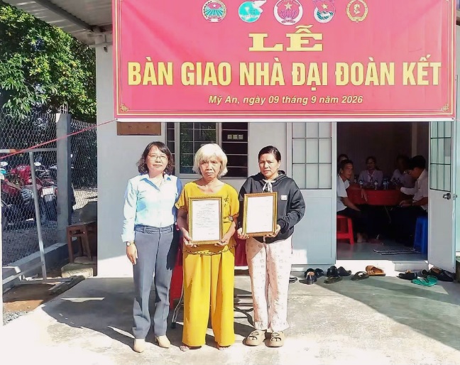 Bà Bùi Thị Trúc Linh - bà Bùi Thị Trúc Linh - Chủ tịch UBMTTQVN xã Mỹ An (Tây Ninh) trao Quyết định bàn giao nhà Đại đoàn kết cho bà Huỳnh Thị Ngọc Bích và đại diện gia đình bà Trần Thị Hòa.Ảnh: Mặt trận Mỹ An chụp ngày 9.9
