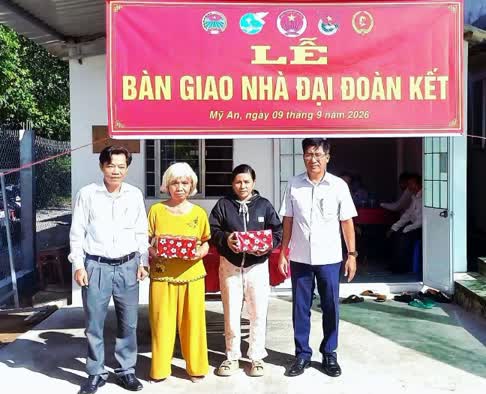 Lãnh đạo Đảng ủy, UBND xã Mỹ An trao tặng quà chúc mừng hai gia đình.Ảnh: Mặt trận Mỹ An chụp ngày 9.9