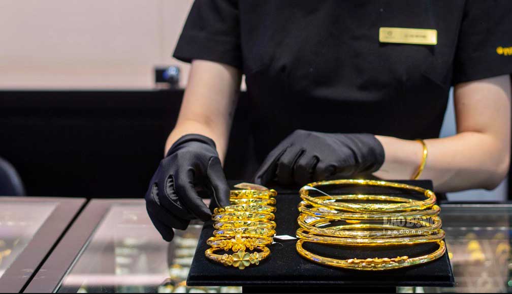 Large cash flow into global gold ETFs is strengthening the attractiveness of precious metals in the context of investors increasing risk hedging needs. Photo: Phan Anh