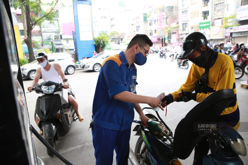 Retail gasoline and oil prices today September 10th are applied according to the price adjustment on September 3rd. Photo: Hai Nguyen