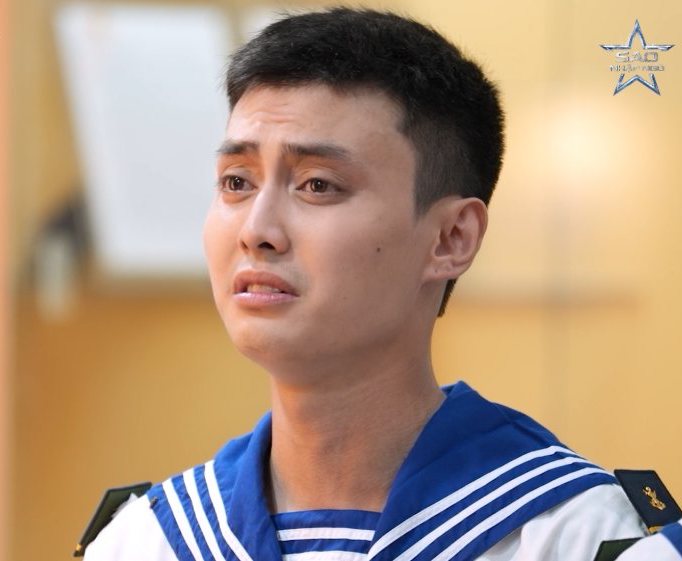 뚜언 즈엉, 101 여단 활동 중 흐느끼다. 사진: 스타 입대 프로그램 제공