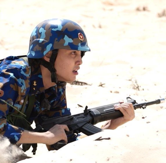 Tuấn Dương nghiêm túc thực hiện nội dung huấn luyện tại đơn vị. Ảnh: Chương trình cung cấp
